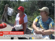 женщины на мосту в Станице Луганской