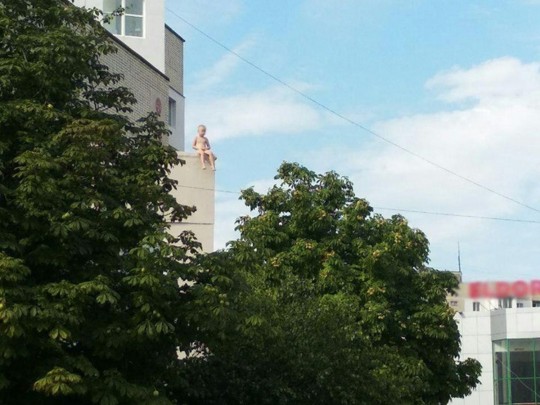 Мальчик на крыше дома в Херсоне
