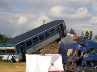 В Чехии поезд раздавил микроавтобус с украинскими заробитчанами: первые подробности трагедии 