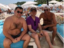 В сети разгорелись нешуточные споры из-за фото Зеленского на пляже 