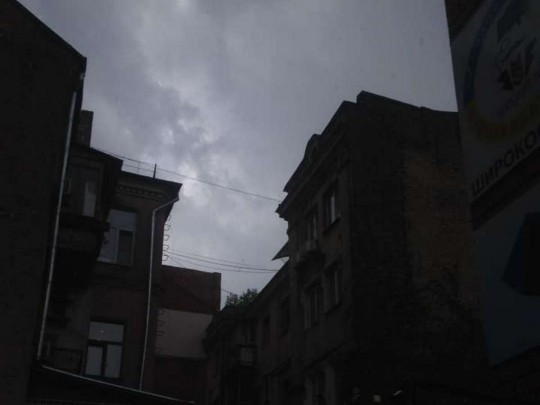 Киев накрыл мощный ураган: в сети показали видео
