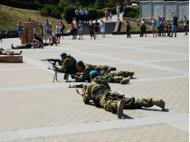 «Террористы» захватили детей: в Крыму устроили дикое шоу ко Дню ВДВ (фото)