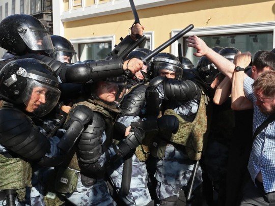 В России снова массовые протесты, начались первые задержания: онлайн-трансляция (видео)