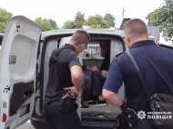 В Киеве на горячем поймали банду домушников: фото и видео с места событий