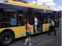 Люди садятся в троллейбус