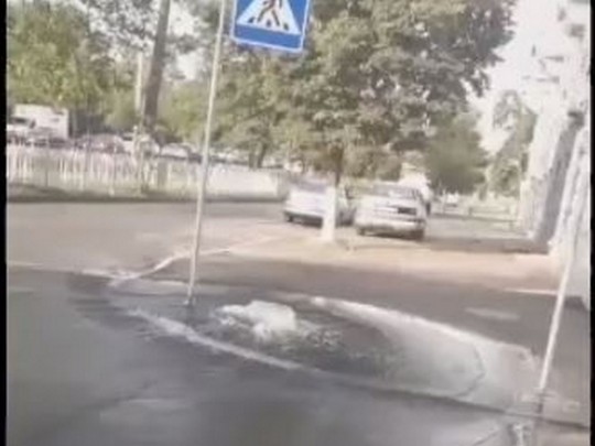 Прорыв трубы в Голосеевском районе Киева