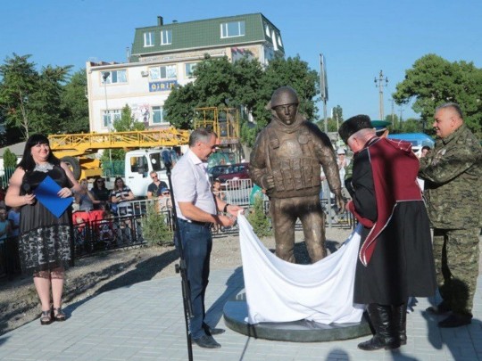 Дети из пластилина лучше лепят: в сети высмеяли новый памятник оккупантам в Крыму