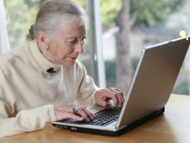 Пенсионерка за компьютером