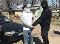 Наступил на лицо задержанному: в Николаеве поступок неадекватного полицейского вызвал возмущение прохожих (видео)