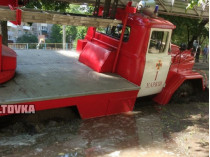 Авто спасателей провалилось в яму в Харькове