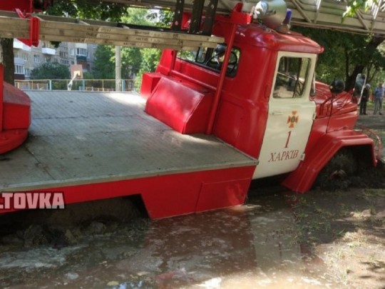 Авто спасателей провалилось в яму в Харькове