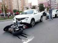 В Киеве мотоцикл влетел в кроссовер: подробности и фото с места жуткого ДТП
