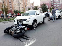 В Киеве мотоцикл влетел в кроссовер