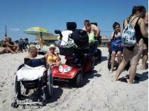 Отдыхающие под Одессой участники АТО на инвалидных колясках не могут добраться до моря (фото)