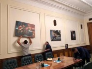 Офис президента украсили необычными картинами (фото) 