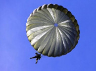 Женщина чудом выжила, прыгнув с высоты 1,5 километра с нераскрытым парашютом