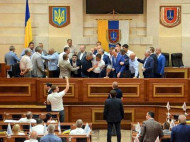 В Одессе депутаты устроили драку на заседании облсовета и пытались сорвать флаг Украины (фото, видео)