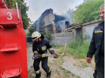 В Днепре на пожаре пострадали трое спасателей (фото, видео)