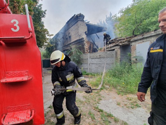 В Днепре на пожаре пострадали трое спасателей (фото, видео)