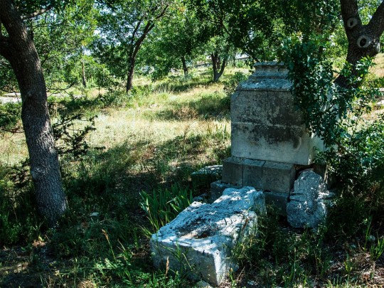 Скрепы не держат: в оккупированном Севастополе разваливаются монументы на Братском кладбище (фото)