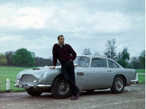 Шон Коннери возле автомобиля Aston Martin DB5 