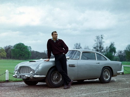 Шон Коннери возле автомобиля Aston Martin DB5 