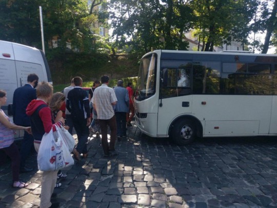 Во Львове появился веселый автобус, в котором могут помыться бездомные