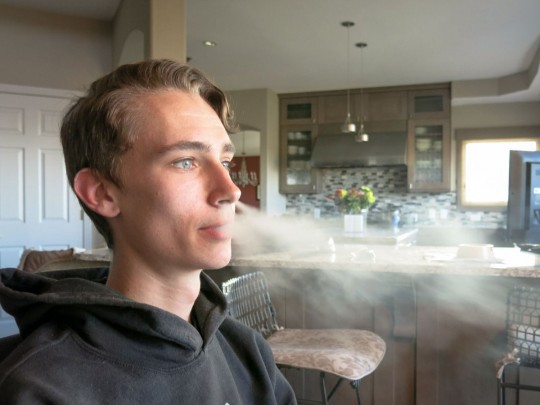 В Украине растет количество курильщиков электронных сигарет среди детей и подростков