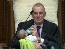 Спикер парламента с младенцем на руках
