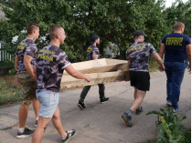 гроб для пособника оккупантов Кирсанова в Мариуполе