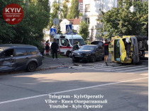 Грузовик с мороженым попал в ДТП в Киеве 