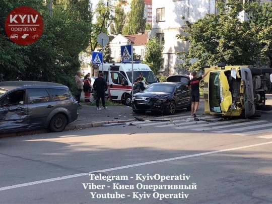 Грузовик с мороженым попал в ДТП в Киеве 