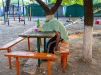 труп на детской площадке