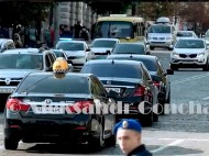 В кортеже Зеленского заметили такси: сеть озадачило видео