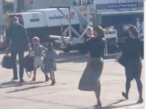 Уильям и Кейт с детьми в аэропорту Абердина
