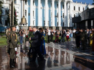 Нужно помнить: Порошенко с женой в компании и военных почтил память погибших за Украину