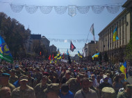 Очень атмосферно: десятки тысяч людей прошли Маршем Защитников Украины по Крещатику (яркие фото)