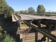 На окружной дороге под Харьковом рухнул мост: фото и видео с места событий