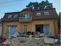 В центре Черновцов рухнула стена жилого дома (фото)