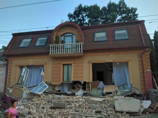 В центре Черновцов рухнула стена жилого дома (фото)
