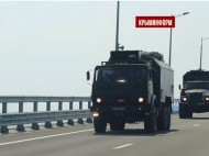 Для этого мост и строили? Переброска военной техники оккупантов в Крым попала на видео