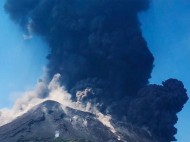 В Италии проснулся вулкан Стромболи: впечатляющие фото и видео стихии