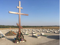 Покажите тем, кто хочет мириться с Россией: в сети показали фото кладбища бойцов, погибших под Иловайском