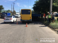 В Запорожье маршрутка с пассажирами врезалась в грузовик: много пострадавших (фото)