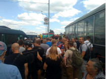 Активисты у метро Лесная»