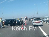 На Крымском мосту авто влетело в отбойник: в сети показали фото и видео с места ДТП