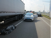 В Киеве водитель грузовика умер за рулем на оживленной трассе (фото)
