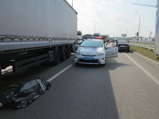 В Киеве водитель грузовика умер за рулем на оживленной трассе (фото)