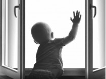 Ребенок в окне