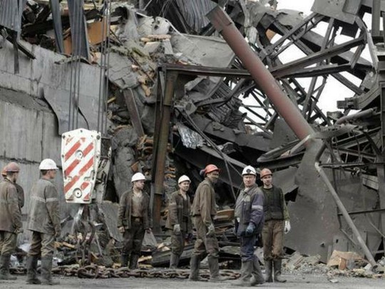 Люди на шахте Скочинского в Донецке после взрыва
